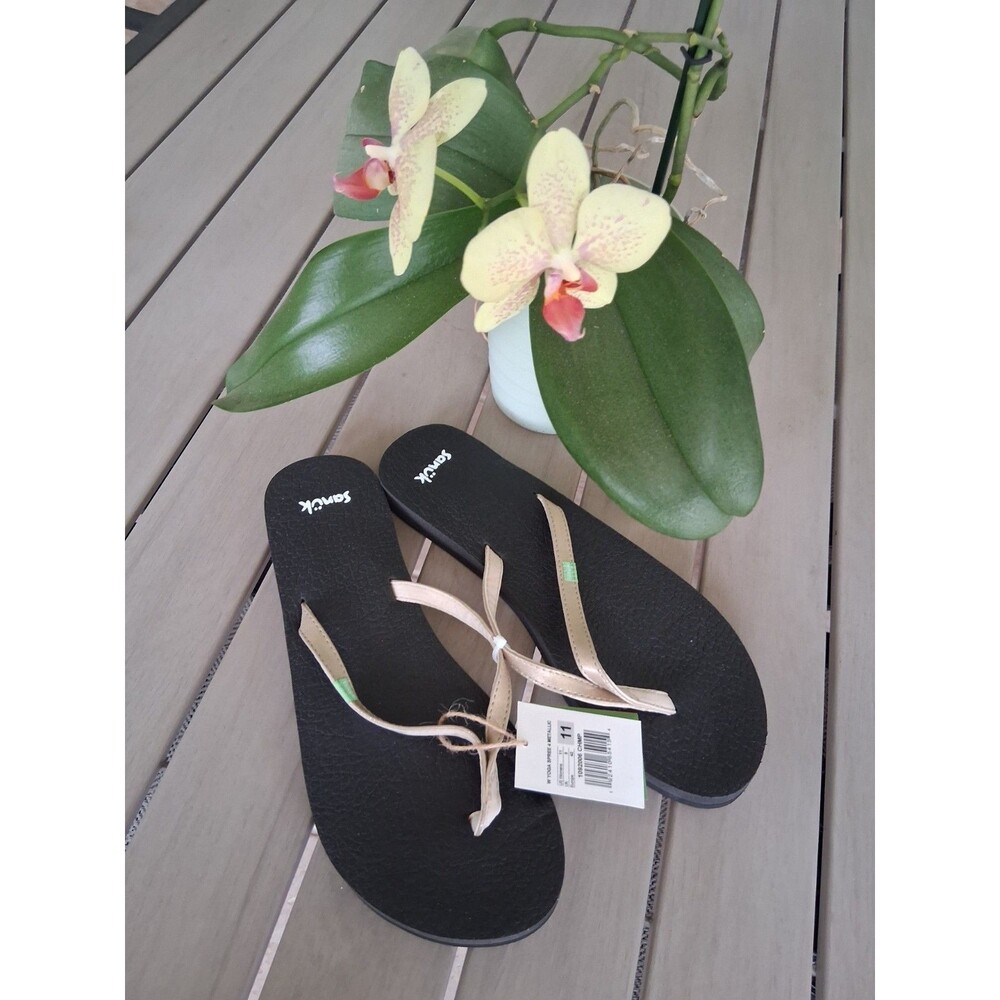 Sanuk Yoga Spree 4 Woman's Flip Flops Size 11 Champagne Metallic NEW NWT SB5